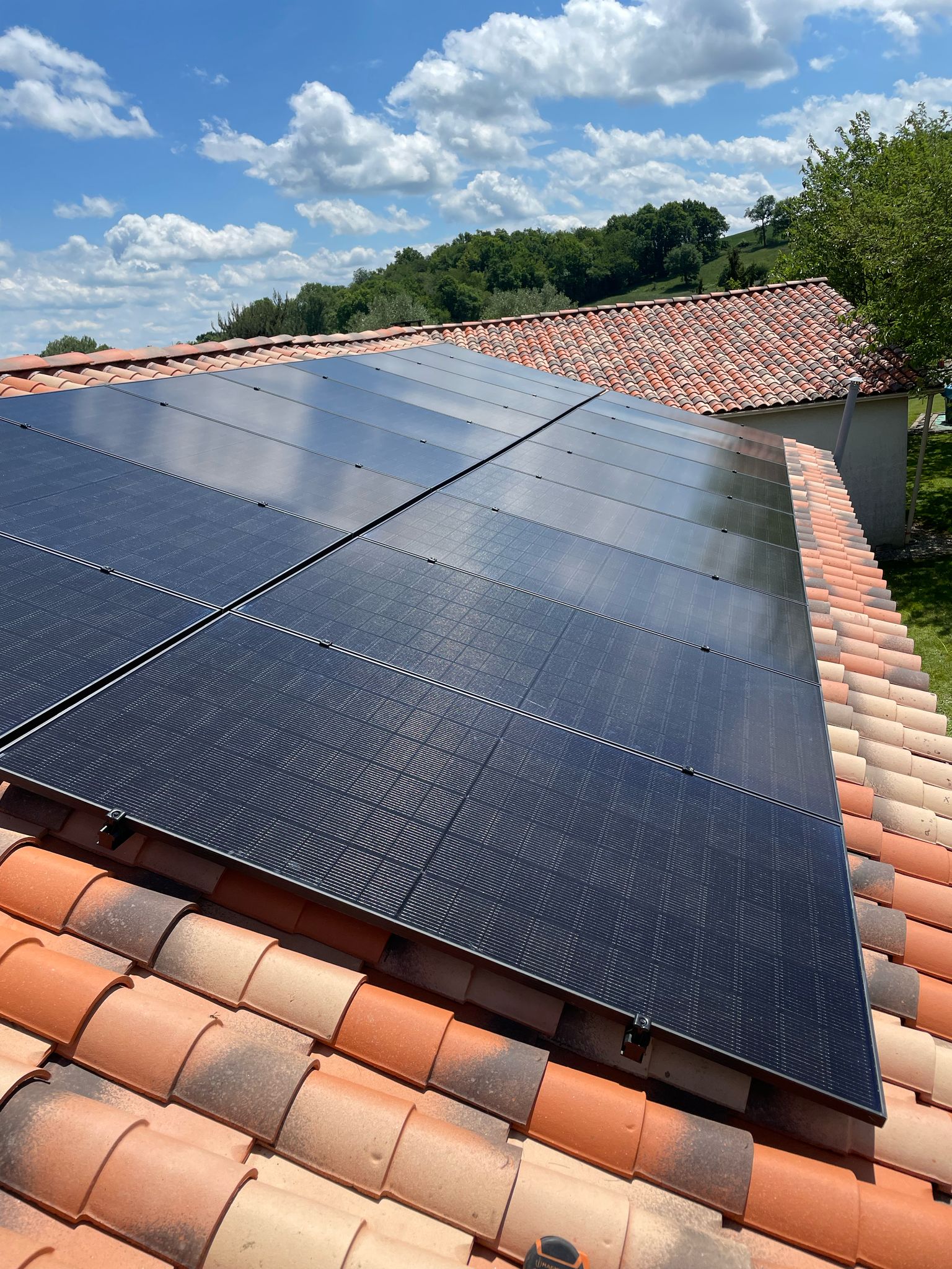 Installation photovoltaïque hybrid, en autoconsommation,avec 10kWh de stockage d’une puissance de 9 kWc à Puydarrieux (65)